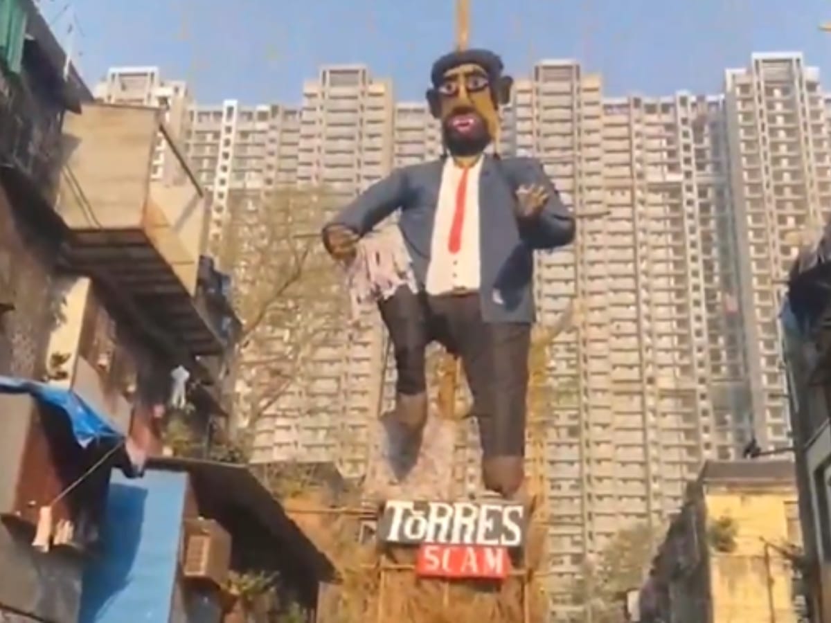 Torres Scam ka 50 foot ooncha symbolic statue banaya jalane ke liye Holi ke mauqe par at BDD Chawl Worli
