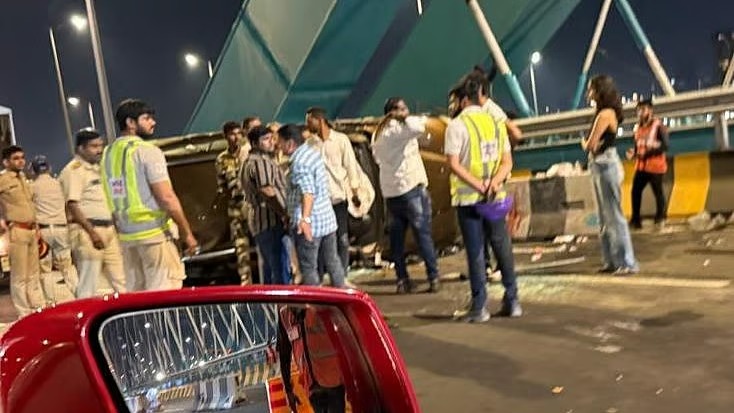 BMW Car Palti Hui At Mumbai Coastal Road Near Arch Span 60, Haadse Me 3 Log Injured Hue, Worli Police Station Me Case Darj