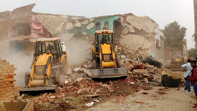 Unauthorized Construction Masjid Ka Demolition ka order diya Bombay High Court ne.