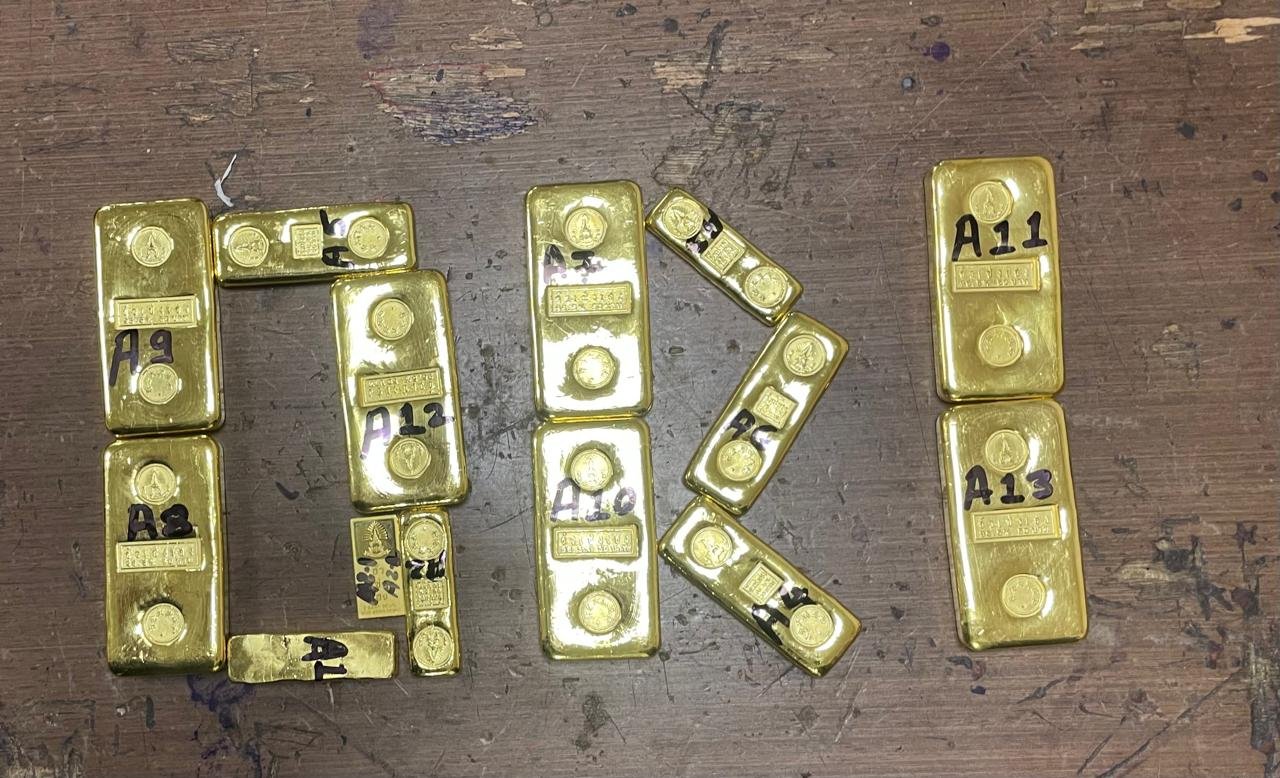 Shoes me Gold Smuggling karte Bangkok se Mumbai aaye passenger ko pakda DRI ne, Rs 6.30 Crore ka gold zabt