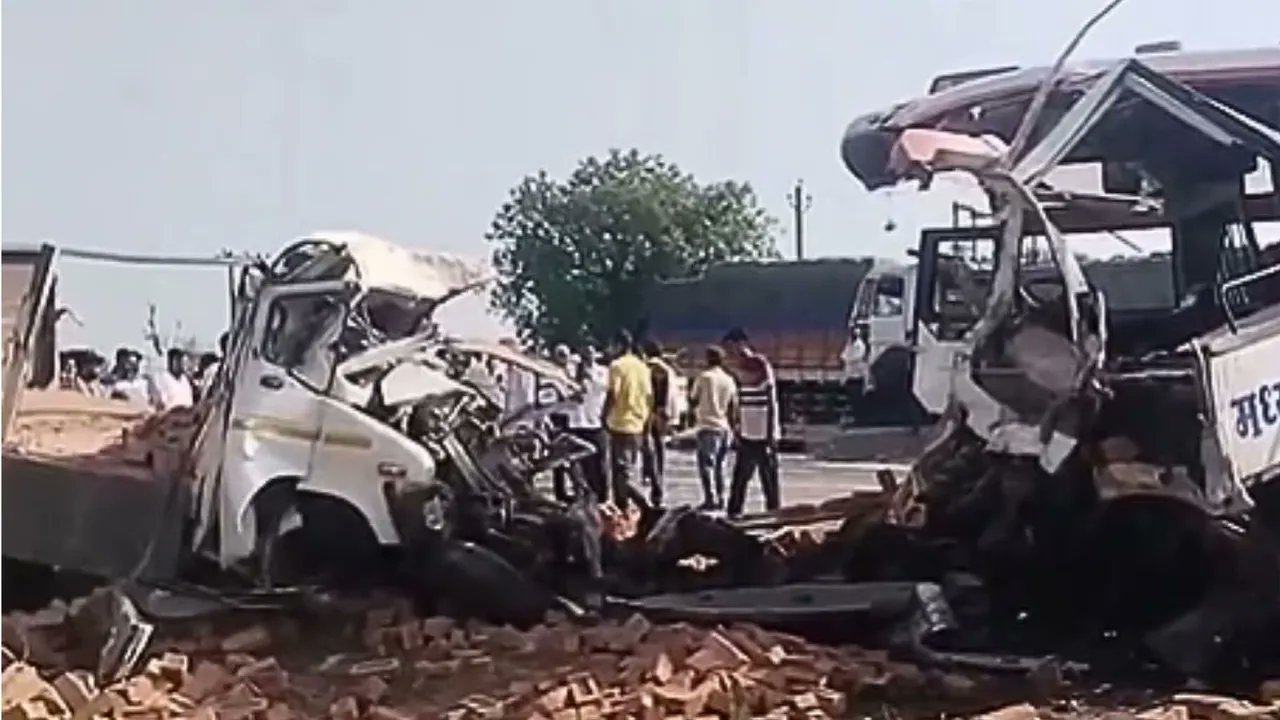 Bus ki Truck se takkar, 20 Injured, 3 Dead, Maharashtra ke Buldhana me aaj subha hua bada haadsa