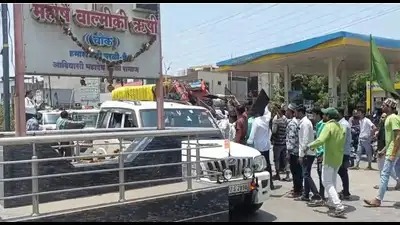 Kirit Somaiya ko Kaale Jhande dikhaye gaye at Parli Beed, Qafila rokne ki koshish ki gayi