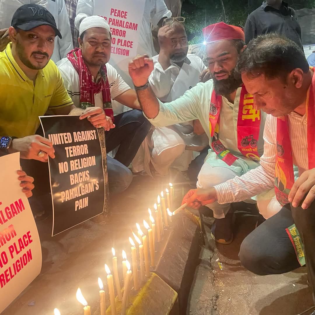 A candle light vigil to offer condolences to the families of the Pahalgam Terror attack at Nagpada Junction by Samajwadi Party, Mumbai.