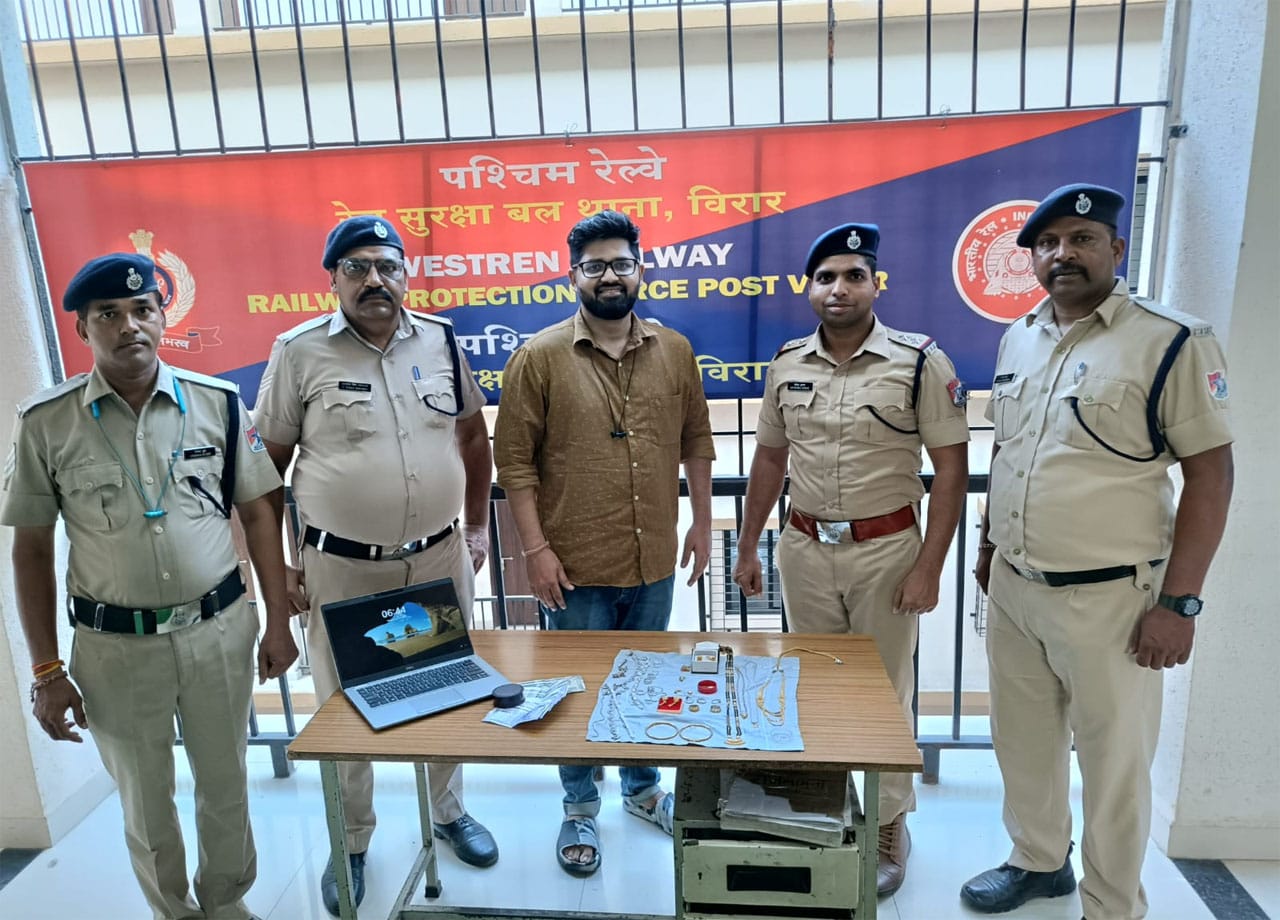Gold, Silver, Laptop, Cash Shait 16.28 Lakh Ka Saaman Se Bhara Missing Bag Lautya Virar Railways Station RPF Ne Yatri Ko