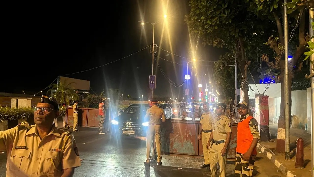 Mumbai Police ka Operation All out, 10 Wanted aaropi pakde gaye, 100 se zyada Nakabandi lagayi gayi, 7,235 gaadiyan check hui