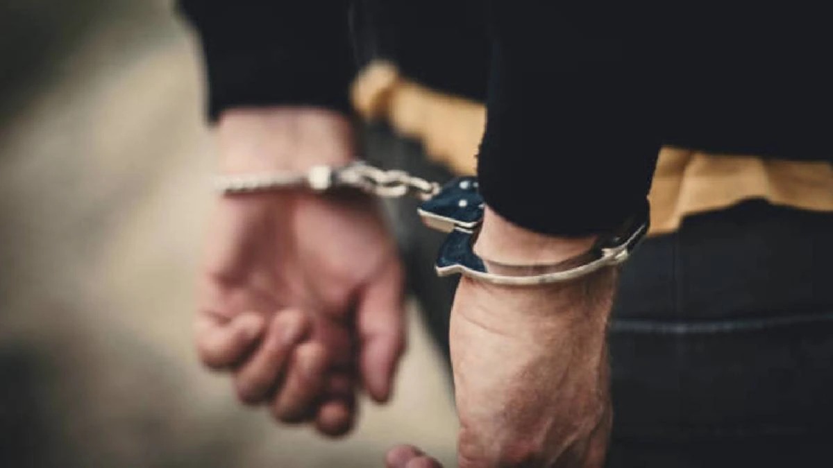 Cyber Fraud – Share Market me High profit ka jhansa dekar lootne wale 3 logon ko Bandra se arrest kiya Mumbai Police Cyber Cell ne