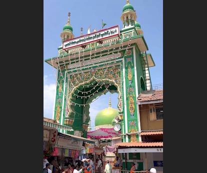 Mahim Dargha me BMC ka Cleaning Drive Dargha Managing Trustee Suhail Khandwani ne kiya appreciate
