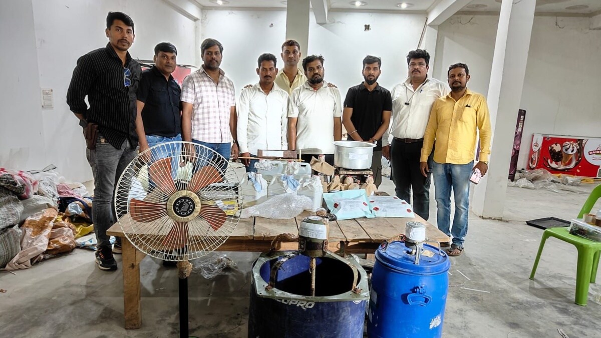Ayodhya Me MD Drugs Ki Factory Ka Pardafash Kiya Thane Police ANC Unit Ne, 3 Arrested