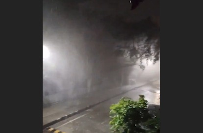 Be Mausam Baarish Hui Delhi NCR Me, Logon Ko Garmi Se Rahat Mili Lekin Road Par Paani Bhara