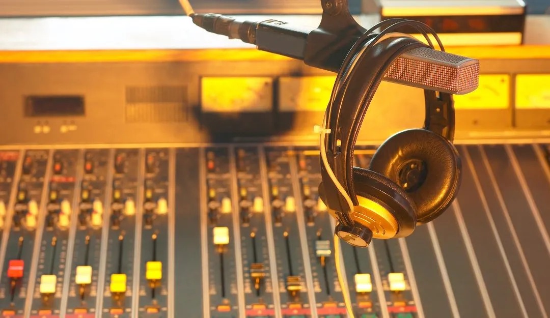 Pakistani Radio FM Station Ne Indian Songs Par Ban Lagaya, Dono Desh Ke Beech Bane Kharab Halat Ko Dekhte Hue