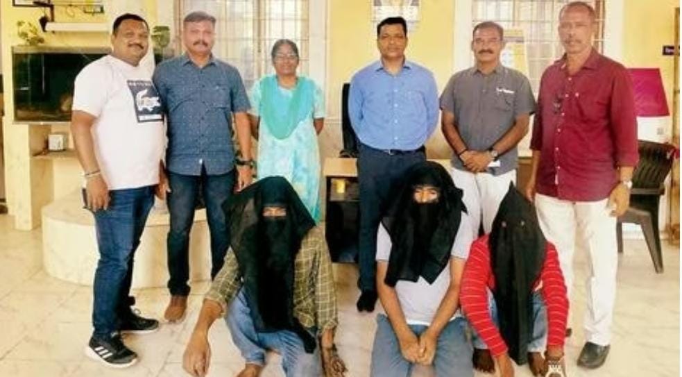 US Dollar Discounted Rate Me Dene Ka Lalach Dekar Rs 6 Lakh Lootne Wale 3 Log Kandivali East, Samtanagar Police Station Ki Giraft Me