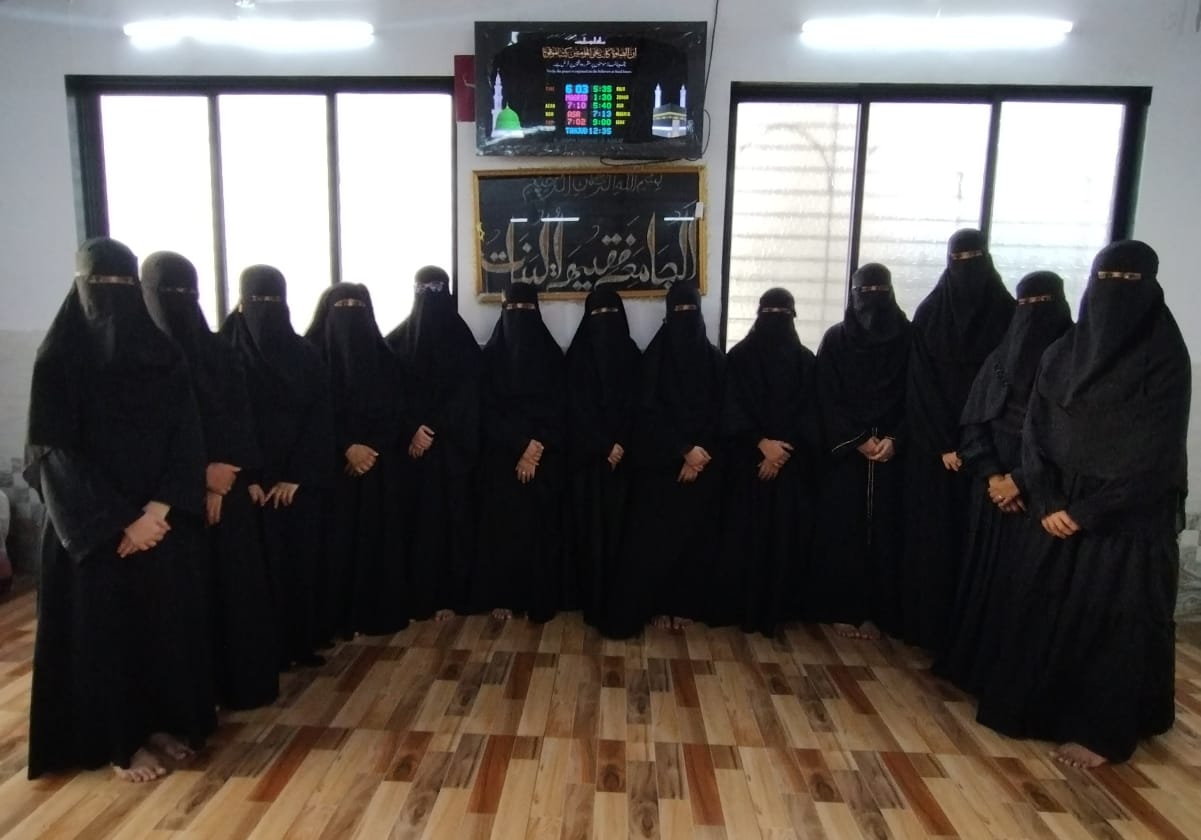 Muslim 13 Girls Ne Madarsa Me Alima Course Ke Saath SSC Exam Bhi Pass Kiya At Malwani