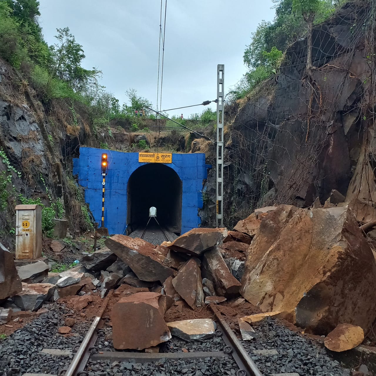 Land Slide Hua Ratnagiri Ke Vervali Aur Vilavade Stations Ke Beech, Konkan Railway Affected Hui Thi, Kuch Ghante Baad Service Resume Ki Gayi