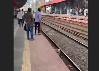 Do Trains Ke Footboard Passengers Ki Takkar, 5 Ki Maut, Kai Injured