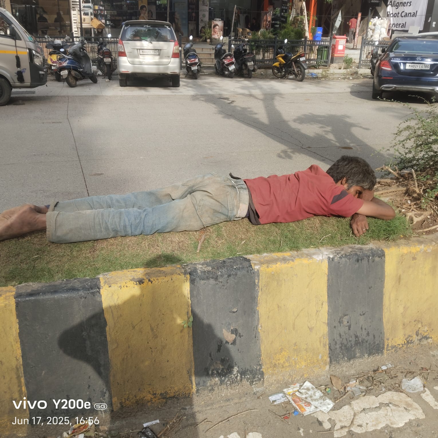 On the road divider opposite Meera tower at Oshiwara