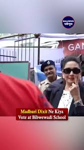 Madhuri Dixit Ne Kiya Vote at Bibwewadi School