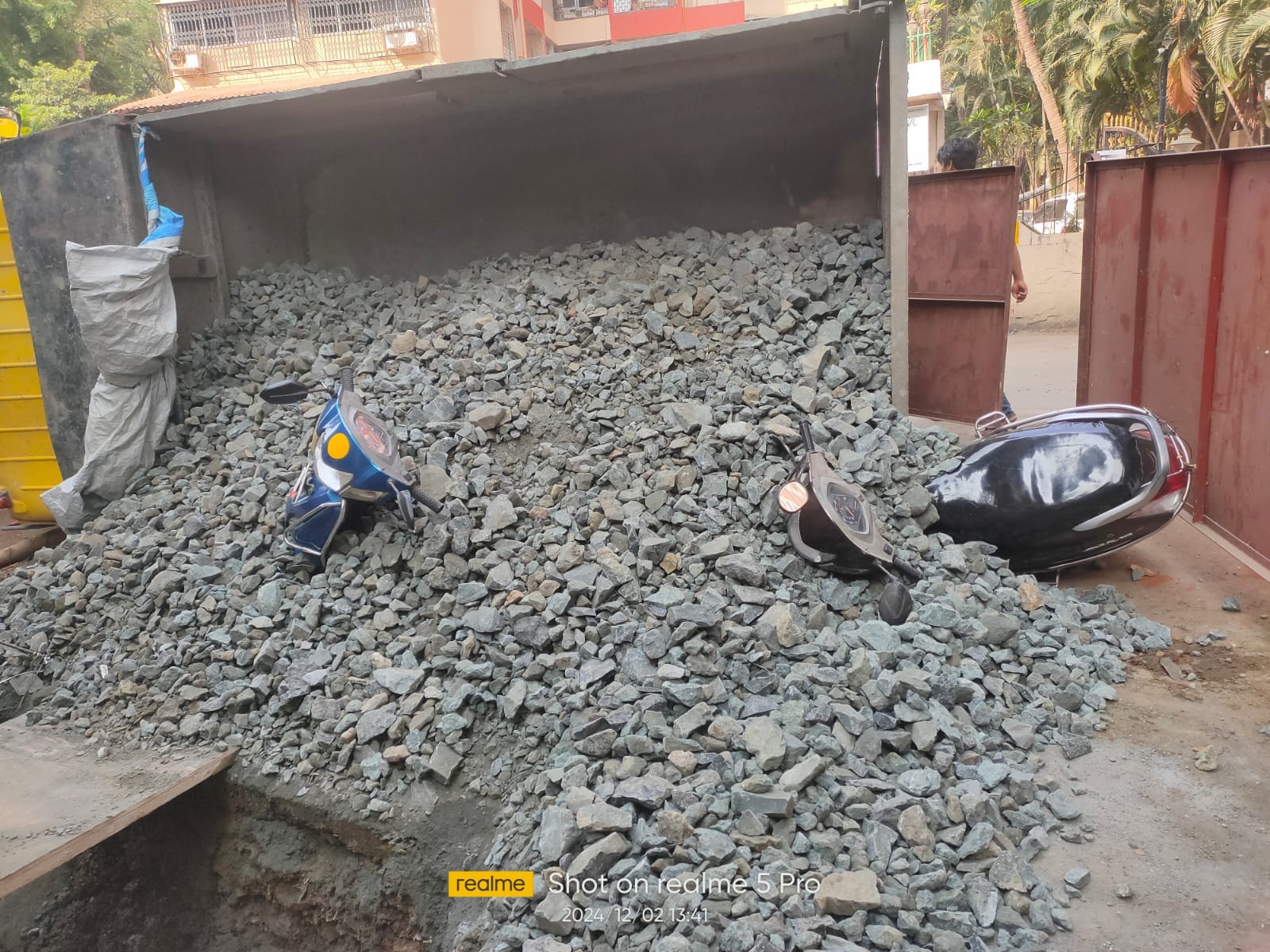 Truck Palti At Malad Evershine Nagar, Road Dhans Jaane Se Hua Haadsa, No Injury Reported