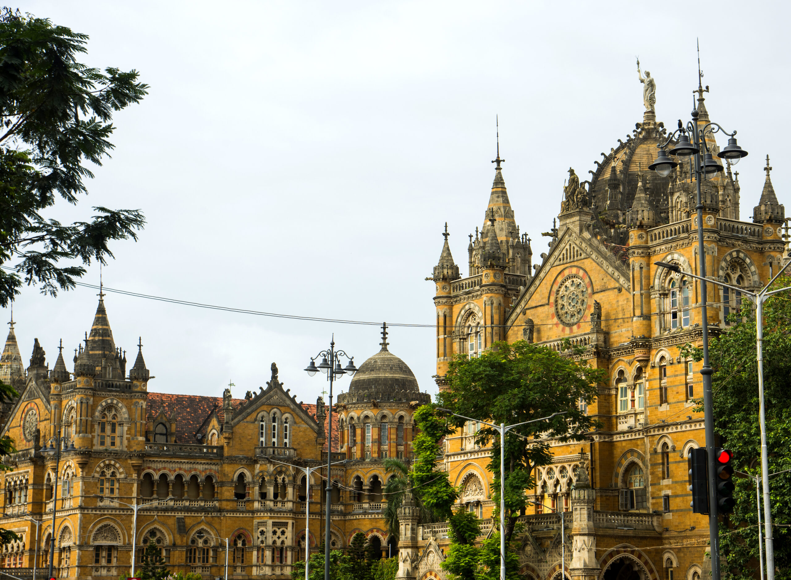 CSMT Station Par Bada Haadsa Hone Se Bach Gaya, Floor Cleaner Machine Giri Railway Track Par