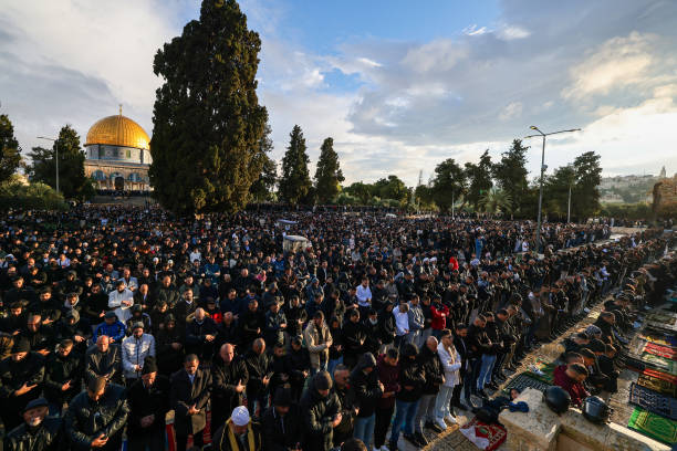 Israel ka doglapan, Ramzan mein Masjid-e-Aqsa mein Philistiniyon ke jaane per lagai pabandi.