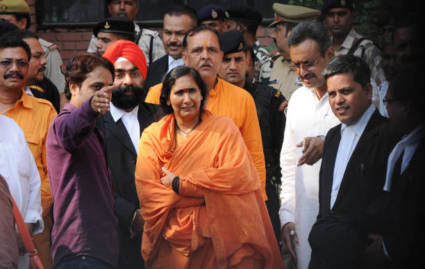 Babri masjid ki muljim Sadhvi ko Padma Bhushan Award se nawaz ne ki khabar s logo m narazgi BJP par uth rahi h ungliya.