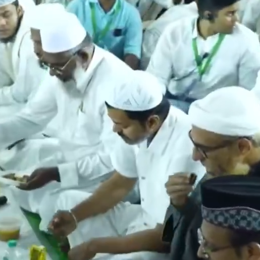 Muslims ke sath roza Iftar karne Namaz Padhne par Thalapathy Vijay ke khilaf complaint file