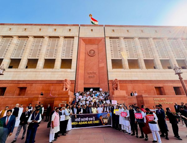 Modi Adani Ek Hain naare baazi ke sath Parliment House ke bahar India gatbandhan Leaders ka Protest