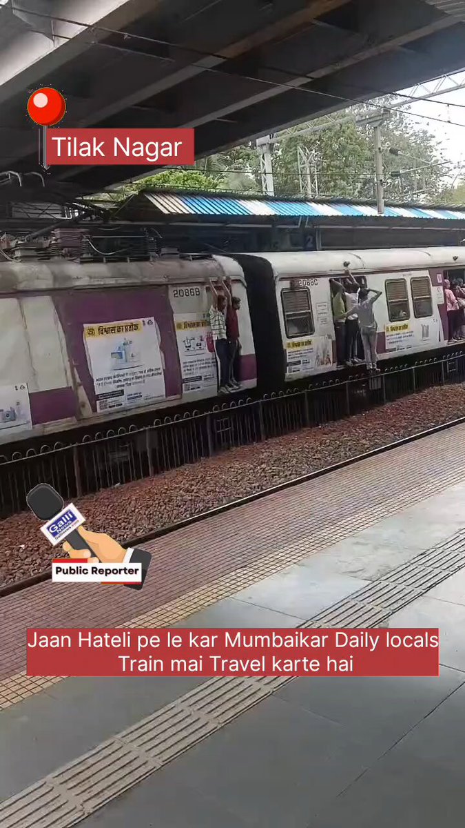 Jaan Hateli Pe Lekar Mumbaikar Daily Locals Train Mai Travel Karte Hai