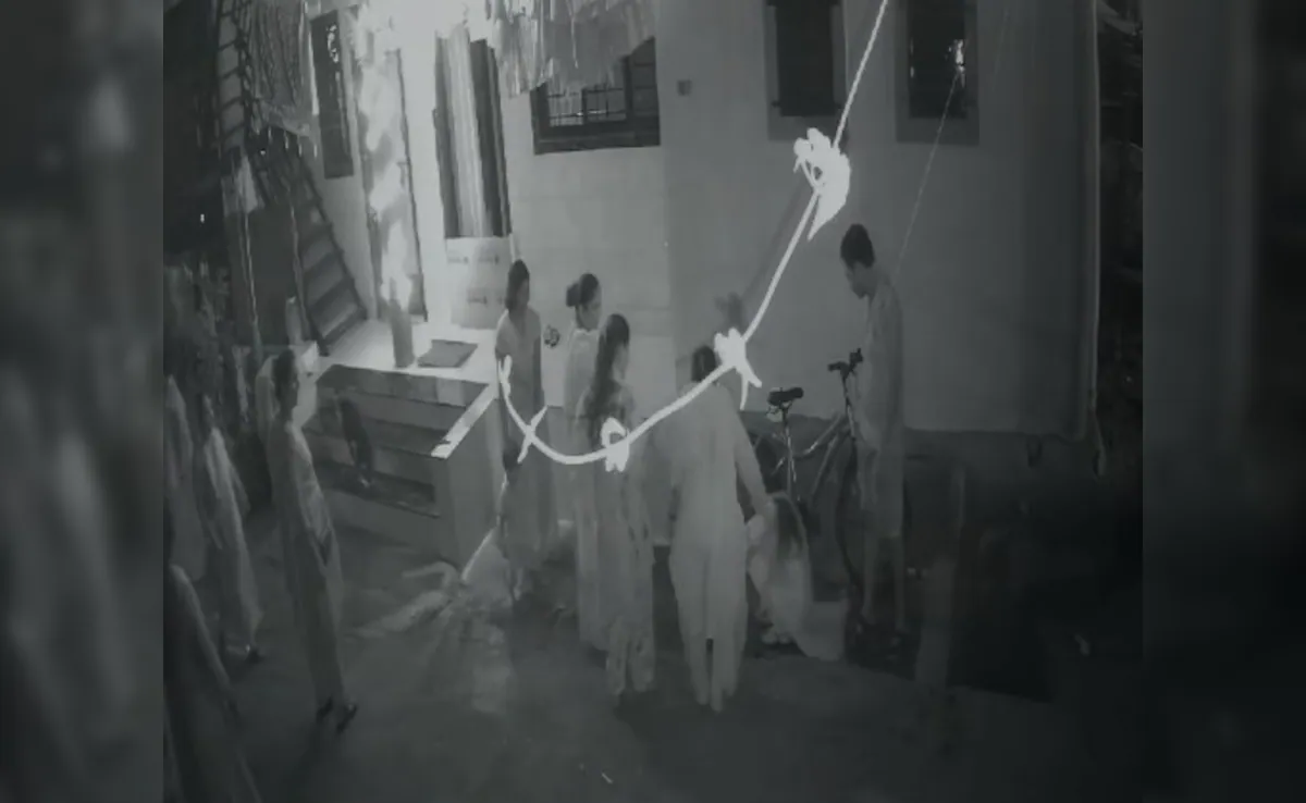 Gutter Me Giri Mahila, Chunavi Parchar Karte Waqt Hua Haadsa At Thane Ambernath