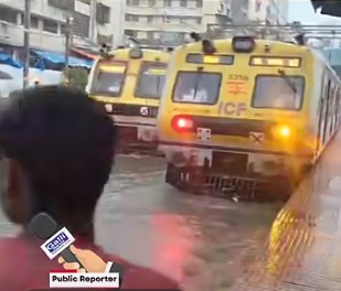 Masjid Bunder Station Railway Track Par Bhara Paani