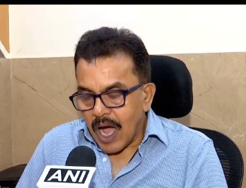 on several passengers injured after falling from local train near Mumbra | Sanjay Nirupam
