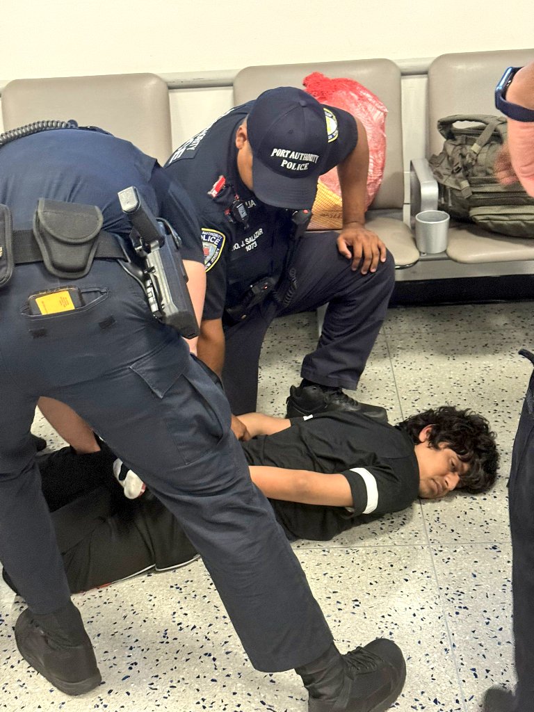 Newark m Haryanvi bolne ki saza,Haryanvi bolne wale student ko US airport par zaleel kiya gaya, Deportation se hua Hungama.