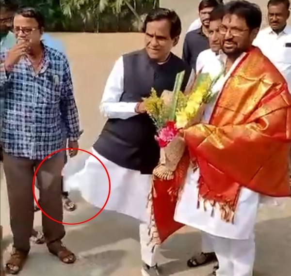 Laat Maara BJP Ex-Minister Rao Seheb Danve Ne Apne Worker Ko, Photo Frame Mein Aaraha Tha