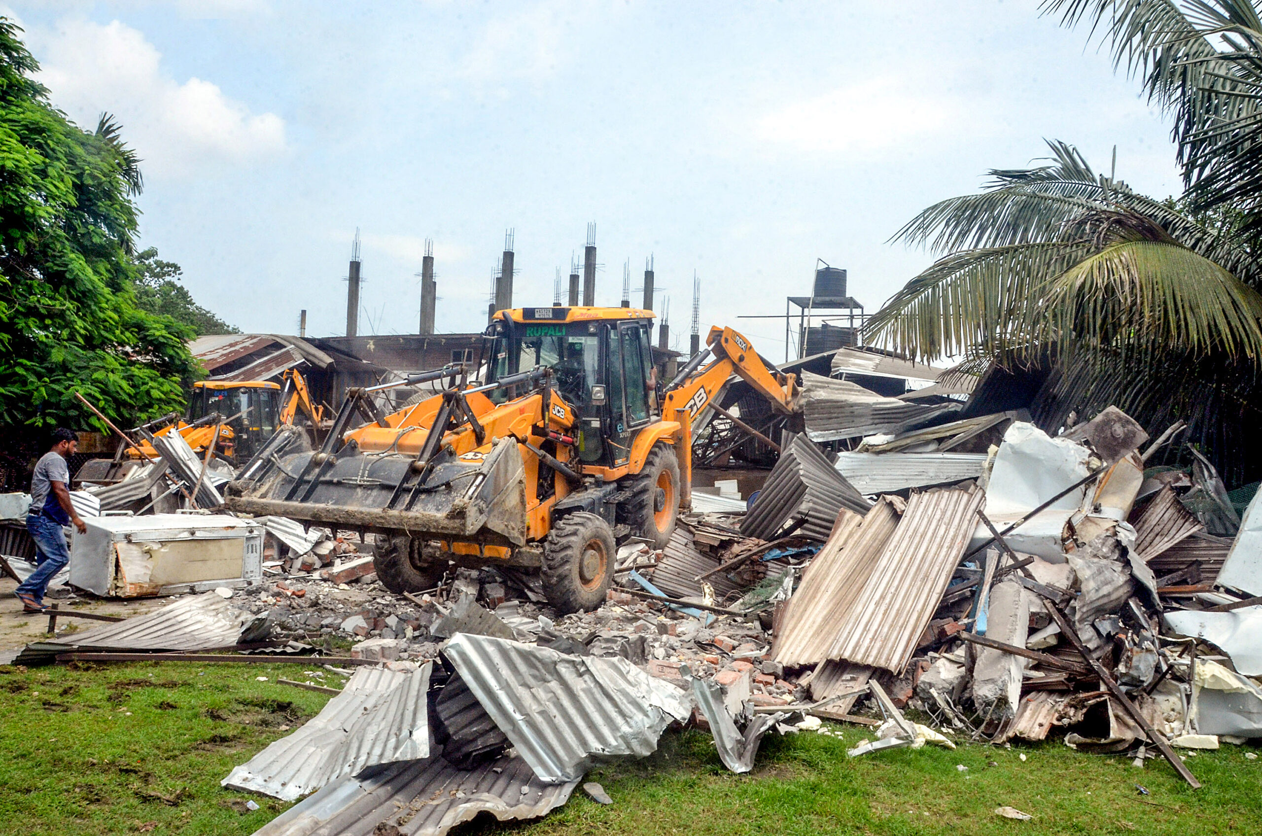 Maharashtra Govt Ne Illegal Constructions Pe Sakhti Ka Elaan, BMC Ko List Banane Ka Order