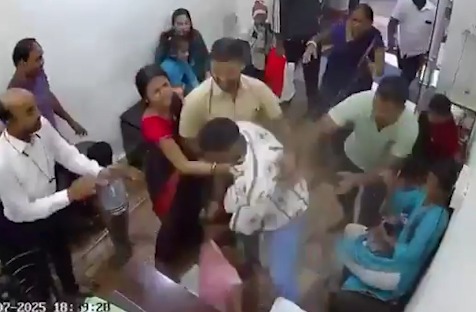 Kalyan Mein Drunk Shaks Ne Hospital Receptionist Ko Buri Tarah Pita, CCTV Video Viral