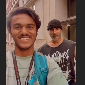 Akshay Kumar Ne Fan Ka Phone Chhina, Phir Maafi Maangi, London Viral Video Ka Asli Sach