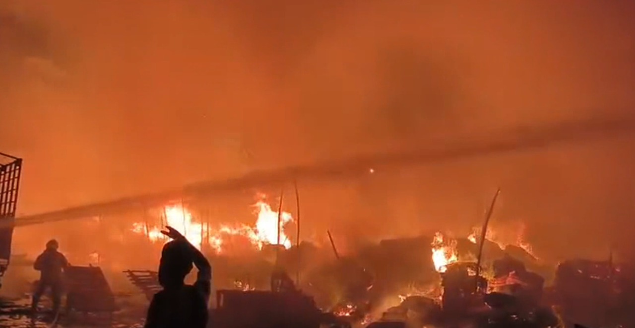 Navi Mumbai ke APMC Market ke Paas Godown Mein Bhaari Aag