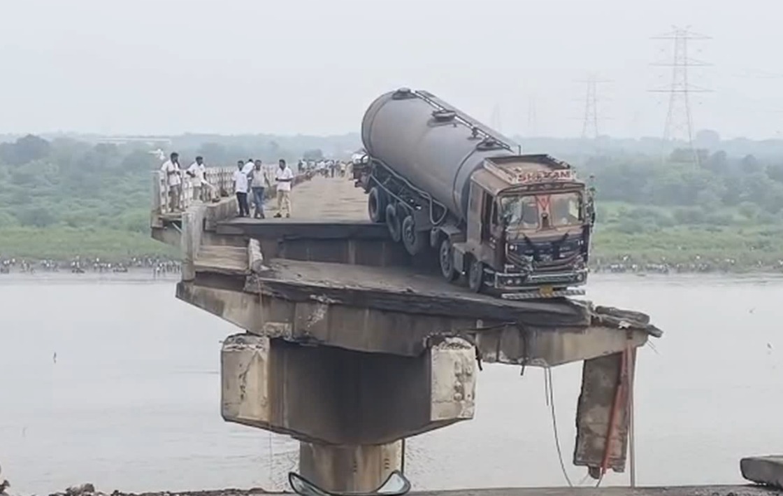 Vadodara ke Gambhira Bridge Collapse mein 2 Logon ki Maut, 5 Rescue, Kai Vehicles Mahisagar Nadi mein Giri