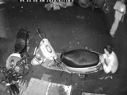 Malwani me Two Wheeler ka ACM Chori ki wardat badhne lagi, CCTV footage aaya saamne