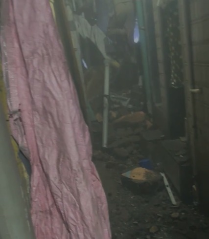 Chawl Portaion Collapse at Bandra East, Kuch Logon ke Malbe me phanse hone ki sambhavna