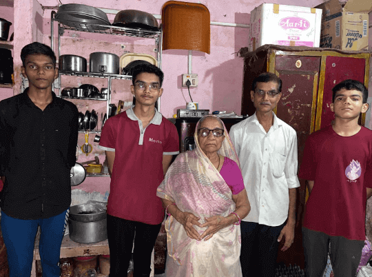Paani Puri Wale Ka Beta Bana IITian, 11vi Me Fail Hone K Baad Bhi Kari Kamyabi