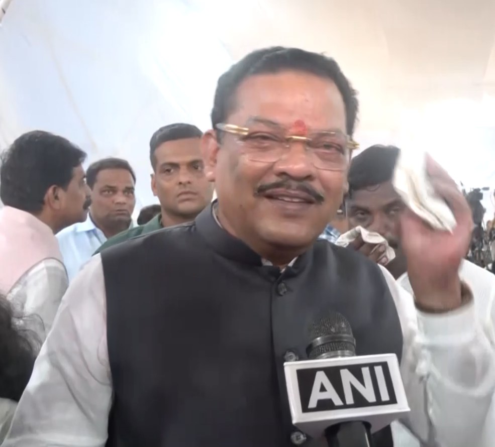 MLA Sanjay Shirsat Ka Viral Video, Paise Ki Bag Ke Saath Cigarette Peete Dikhe