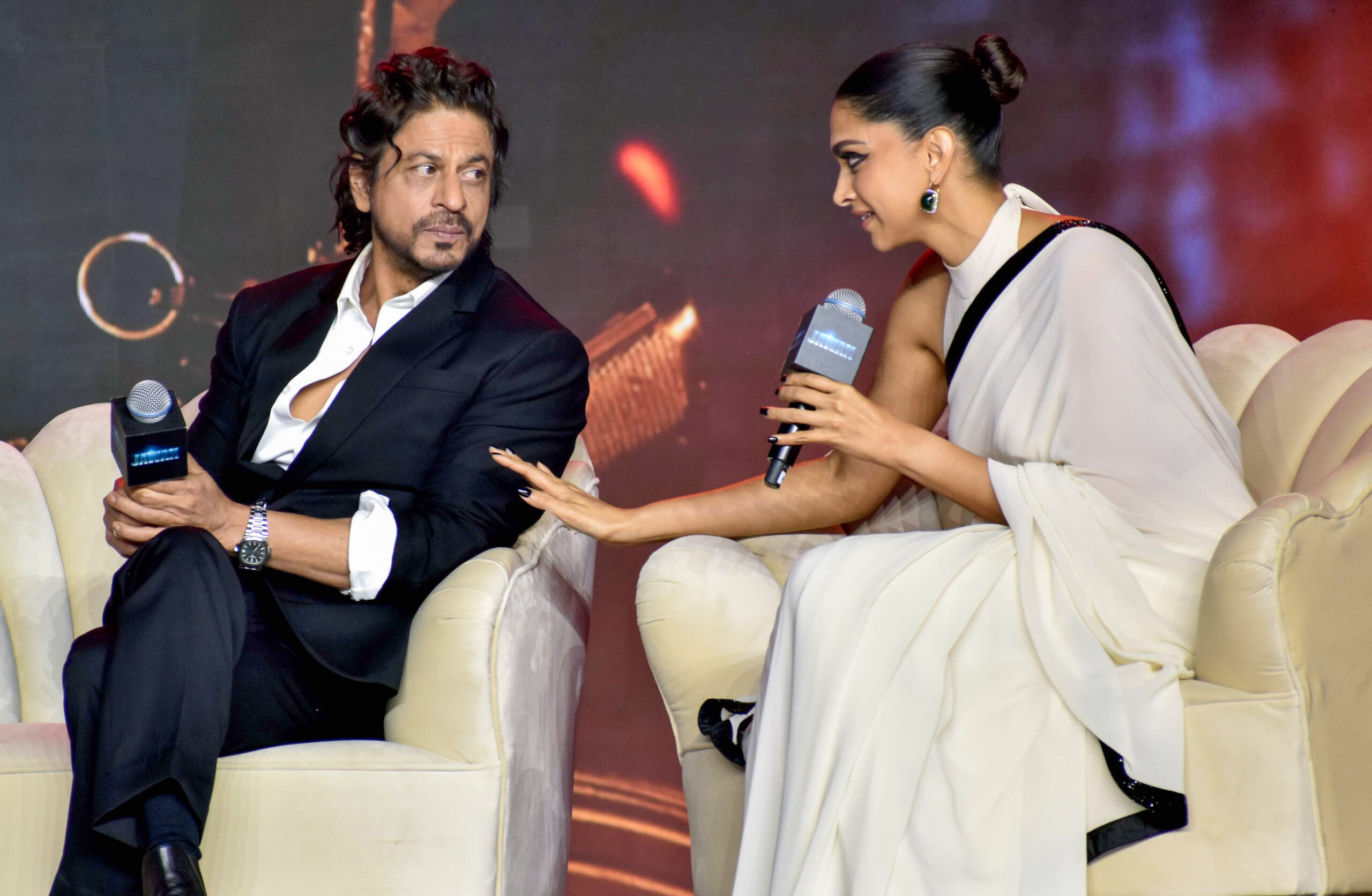 Shah Rukh Khan Aur Deepika Padukone Par Faulty Car Promotion Ka Arop