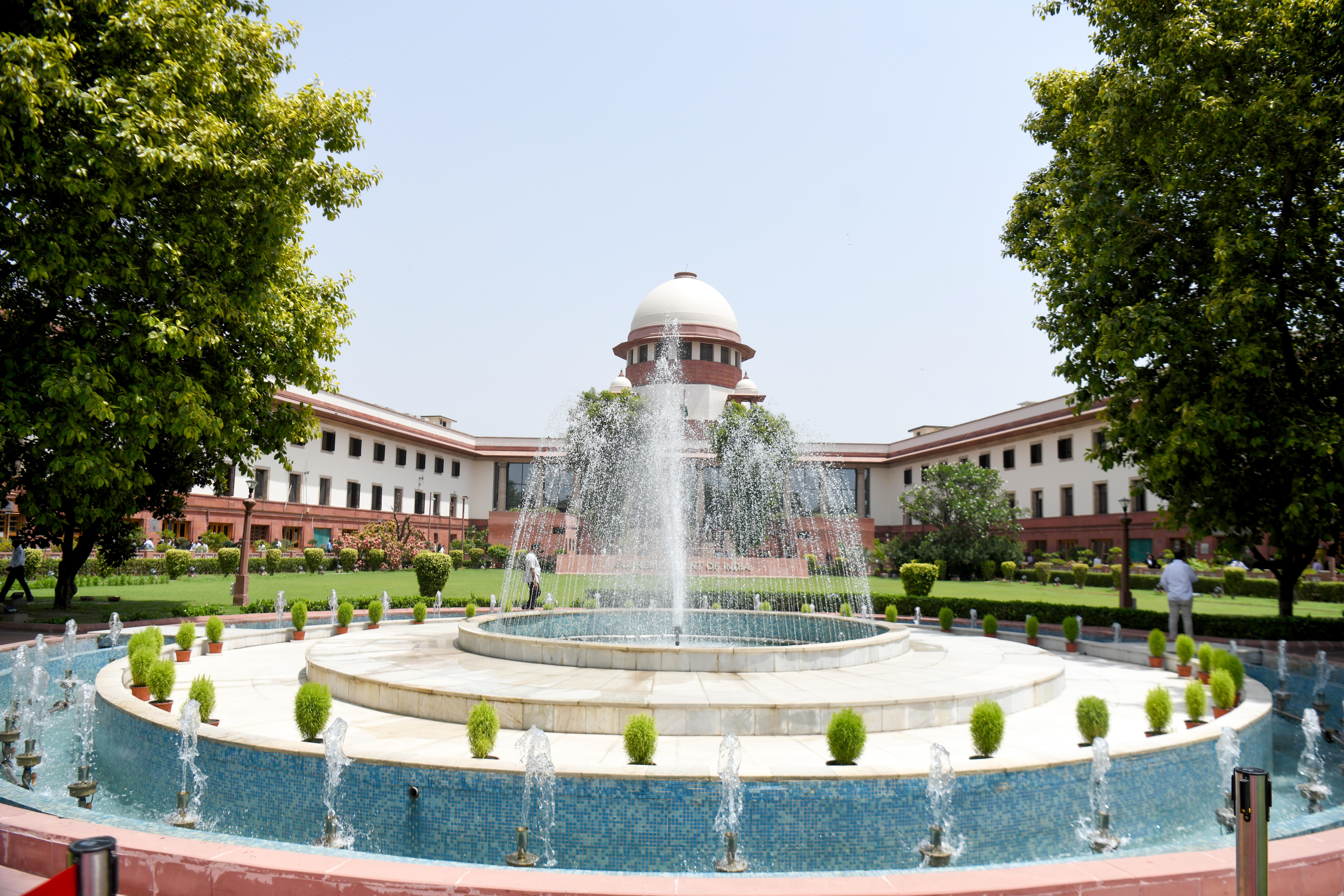 Rupali Ganguly Aur Raveena Tandon Ne Supreme Court Ke Stray Dogs Ke Naye Faisle Ka Kiya Swagat