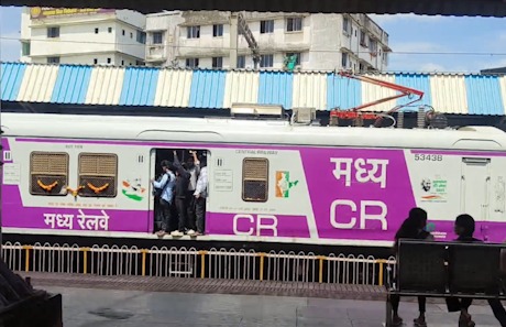 Mumbai Local Trains Mein Divyang Coach Overcrowding, 50 Women Par Illegal Travel Ka Action!
