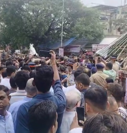 Dadar kabutarkhane ki tadpatri todh Kar kabutarkhana khola gaya