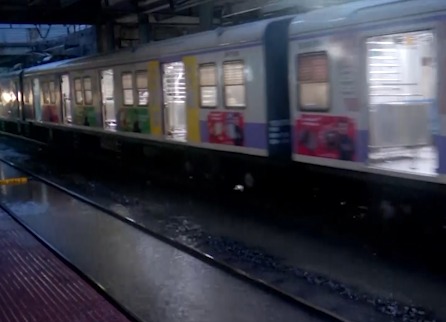 Bhari Barish Se Local Train Services Disrupted, Waterlogged Tracks Se 40-45 Minute Ki Delay