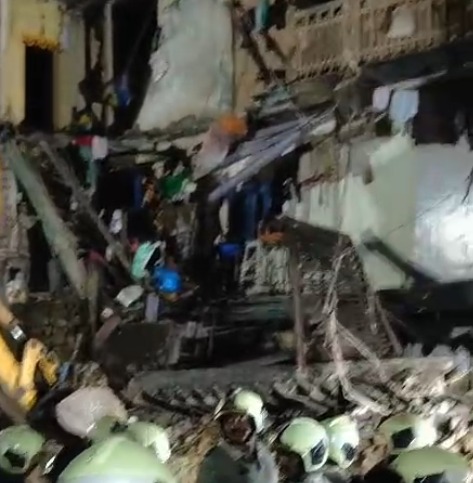 building collapsed at Prabhu galli, Chirabazar, Girgaon. 3 injured