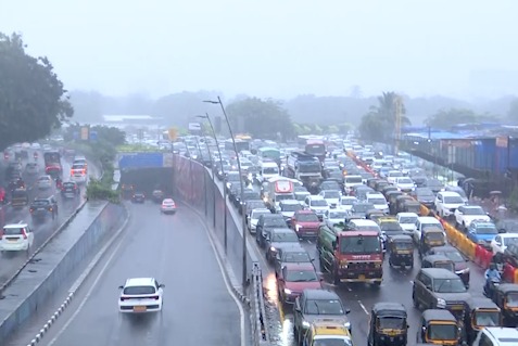 Mumbai Mein Red Alert, Bhari Barish Se Waterlogging Aur Traffic , Schools Mein Holiday