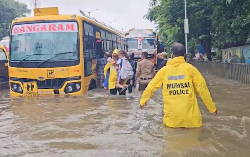 Gandhi Market Mein Fasi bus, 6 Bacchon Samet 9 Log Bachaye Gaye Mumbai Police Ne