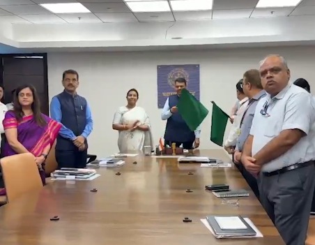 CM Devendra Fadnavis Ne Konkan Ganapati Special Train Ko Flag Off Kiya